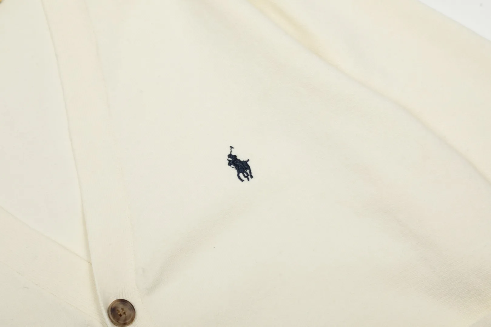 P250 Top quality" Style number: DS813# (not off the shelves all year round) [Ralph Lauren V-neck solid color pony embroidered logo jersey basic cardigan] ✅Ralph Lauren Ralph Lauren classic basic versatile knitted cardigan jacket for men and women couples ✅Main supplier platform live broadcast Wholesale entity Replenish when out of stock Not off the shelf ✅ZP quality 1:1 version Scan the code to enter the GF website Counter quality ✅Detailed quality is the only one in Guangzhou Imported quality cotton yarn, focusing on high-end, cost-effective, good quality needless to say. ✅Restore the original version. The maximum size can be worn up to 180 pounds. Loose, comfortable and stress-free. ✅The upper body is simple and easy to match. A must-have item for ootd. Good-looking clothes are never picky. A must-have for couples of the same style. Size: S-XL. Color: black, off-white, gray, navy.